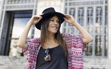 street style barbara crespo biblioteca nacional madrid stairs it shoes hat fashion blogger outfit blog de moda