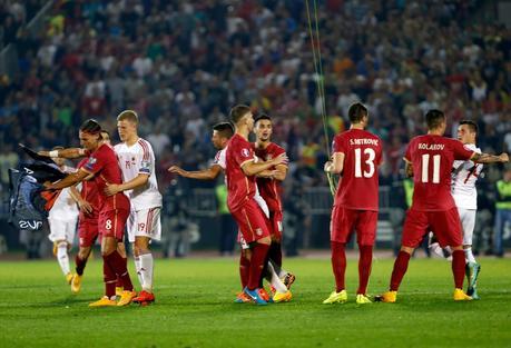 Caos en partido Serbia vs Albania a causa de un dron