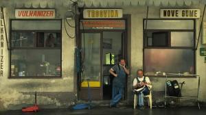 Dos hombres delante de un comercio en Sarajevo (Bosnia) -FLICKR/ Anthony Guennegou