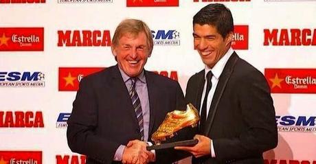 Luis Suárez recibe la bota de oro
