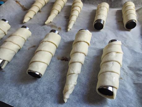 Cañas o conos de hojaldre rellenos