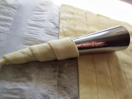 Cañas o conos de hojaldre rellenos