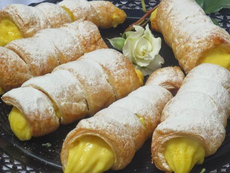 Cañas o conos de hojaldre rellenos
