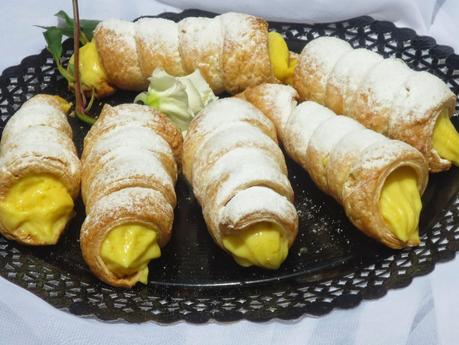 Cañas o conos de hojaldre rellenos