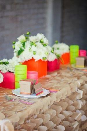 Mesa con flores y platos con regalos