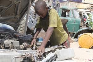 Flickr. IPS. Hassan Abdullahi Daule, de 11 años, trabaja 12 horas por día en un taller mecánico de Mogadiscio