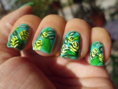 manicura verde y amarilla con flores