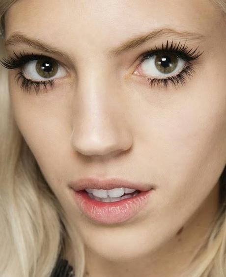 Las pestañas son las protagonistas. Maquillaje del desfile de Rochas. Tendencias en maquillaje para Otoño-Invierno 2014/15