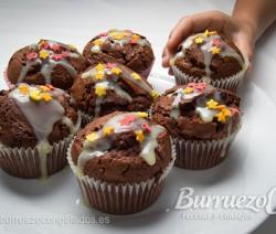 Magdalenas de chocolate rellenas con pepitas fundidas Receta para hacer magdalenas de chocolate de Burruezo congelados.