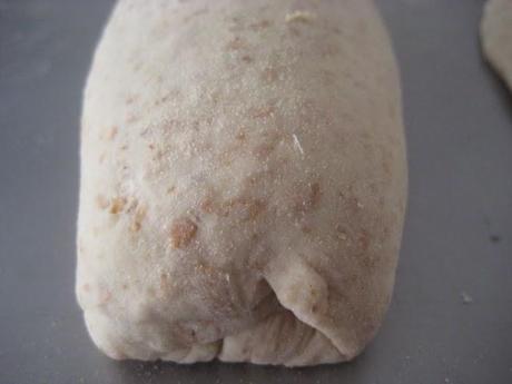 16 DE OCTUBRE: DÍA MUNDIAL DEL PAN.  PAN ENROLLADO DE PESTO