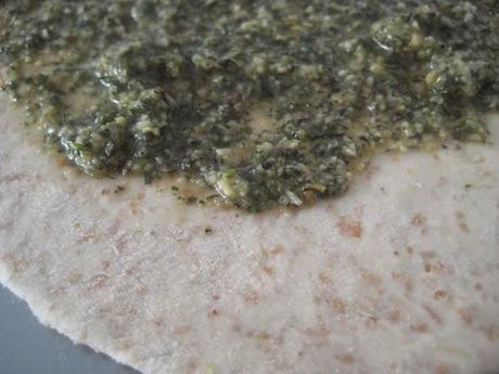 16 DE OCTUBRE: DÍA MUNDIAL DEL PAN.  PAN ENROLLADO DE PESTO