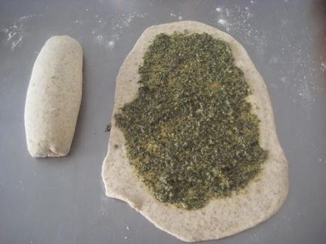 16 DE OCTUBRE: DÍA MUNDIAL DEL PAN.  PAN ENROLLADO DE PESTO