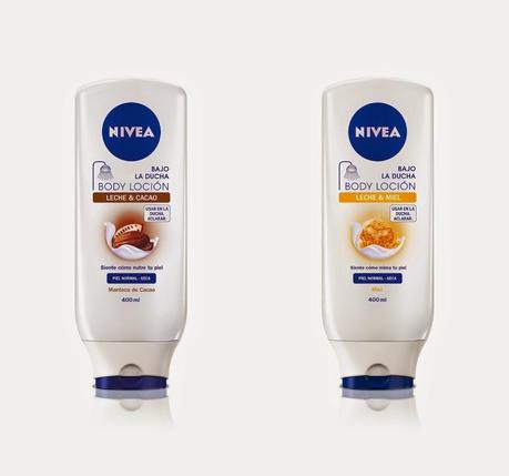 ¡Acaricia un cachorro de tigre bajo la ducha!