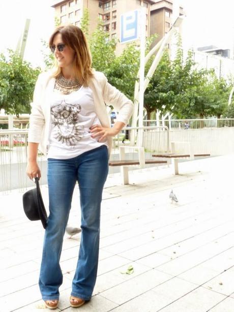 Chaqueta blanca de lentejuelas y camiseta de peio duran