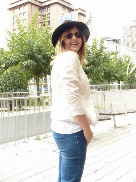 Chaqueta blanca de lentejuelas y camiseta de peio duran