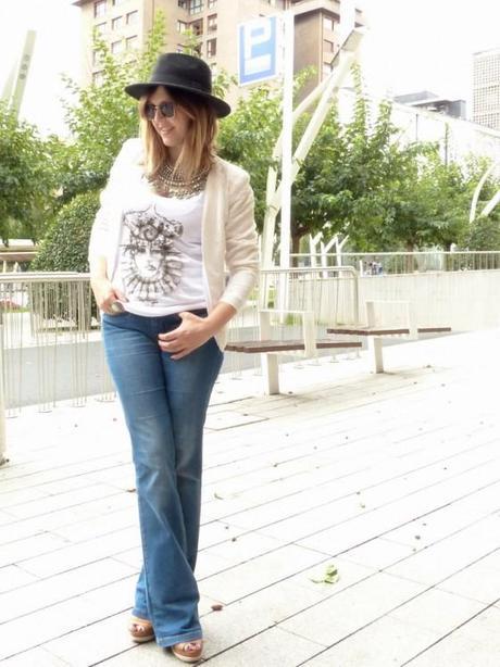 Chaqueta blanca de lentejuelas y camiseta de peio duran