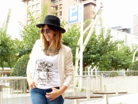 Chaqueta blanca de lentejuelas y camiseta de peio duran