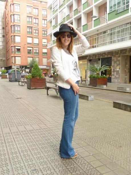 Chaqueta blanca de lentejuelas y camiseta de peio duran