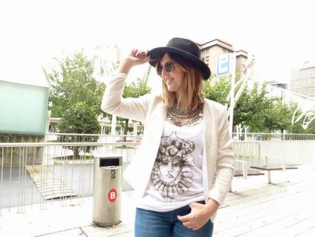 Chaqueta blanca de lentejuelas y camiseta de peio duran