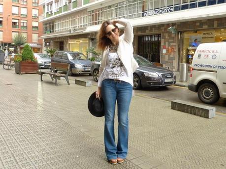 Chaqueta blanca de lentejuelas y camiseta de peio duran