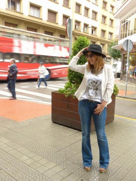 Chaqueta blanca de lentejuelas y camiseta de peio duran