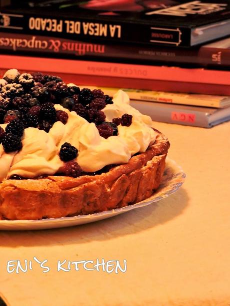 Tartaleta crujiente de hojaldre con crema de mascarpone y frutos del bosque!