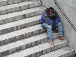 Hombre-durmiendo-sentado-en-escaleras