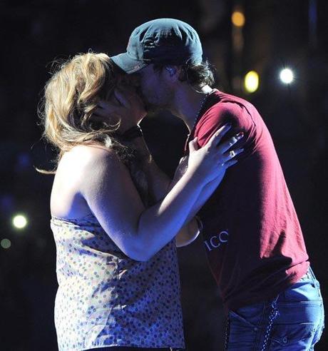 Enrique Iglesias beso fan