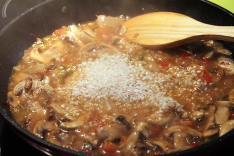 arroz de verduras introduciendo el arroz