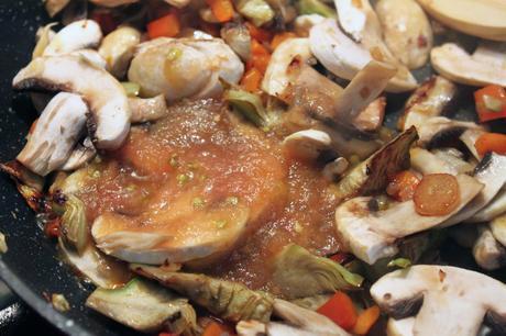arroz de verduras verduras en cazuela con tomate