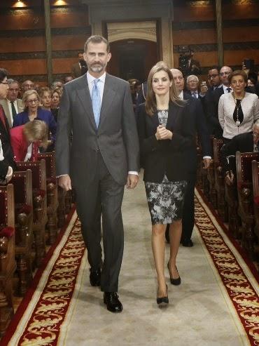 Dña. Letizia repite  look oscuro en la RAE