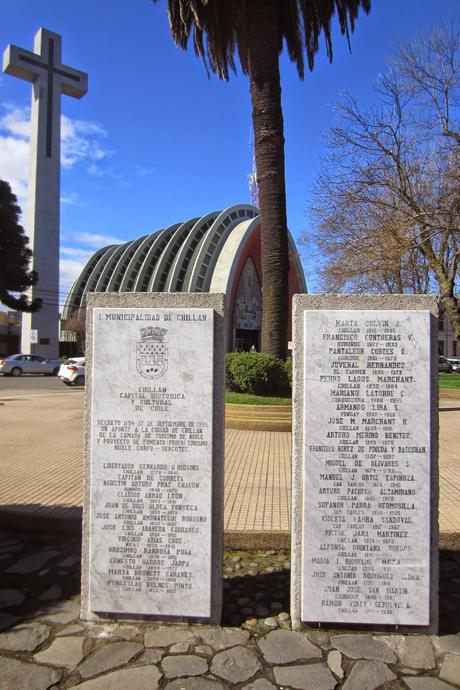 Memorial con listado de Ciudadanos Ilustres nacidos en la Provincia:  Chillán, Capital Histórica y Cultural de Chile