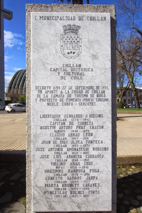 Memorial con listado de Ciudadanos Ilustres nacidos en la Provincia:  Chillán, Capital Histórica y Cultural de Chile