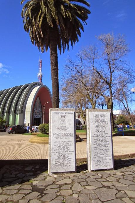 Memorial con listado de Ciudadanos Ilustres nacidos en la Provincia:  Chillán, Capital Histórica y Cultural de Chile