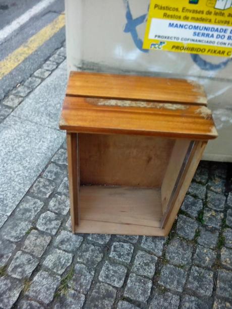 un cajón encontrado en la basura