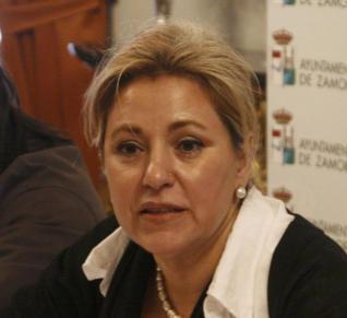 BELLA POR FUERA, ESTÚPIDA POR DENTRO