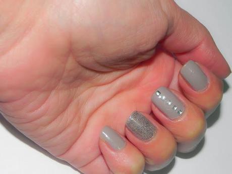 Topo, plata y rouge: look y manicura Topo, plata y rouge: look y manicura