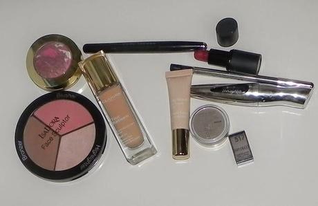 Topo, plata y rouge: look y manicura