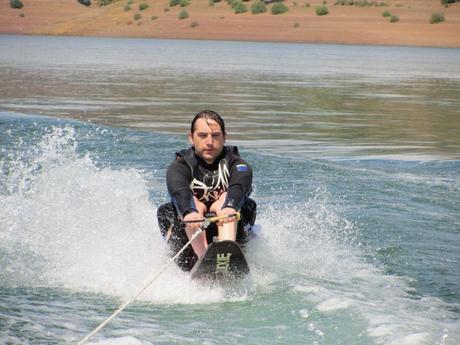 Gonzalo Suárez, durante su actuación en el embalse de Barrios de Luna.