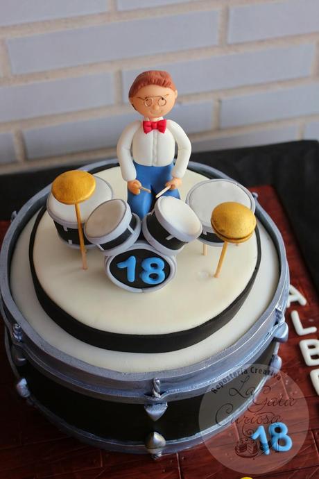 TARTA FONDANT BATERIA PARA EL 18 CUMPLEAÑOS DE ALBERTO