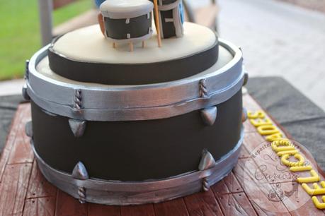 TARTA FONDANT BATERIA PARA EL 18 CUMPLEAÑOS DE ALBERTO