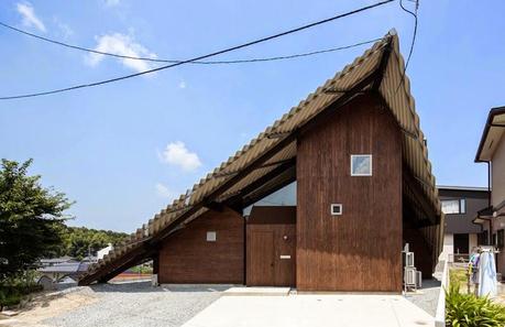 Interior de vivienda diseñado como si fuera un pequeño poblado en Japón