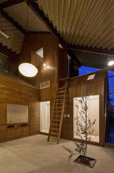 Interior de vivienda diseñado como si fuera un pequeño poblado en Japón