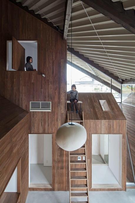 Interior de vivienda diseñado como si fuera un pequeño poblado en Japón