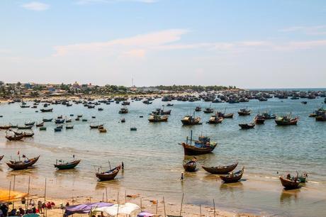 Concurrido puerto del pueblo en Mui Ne