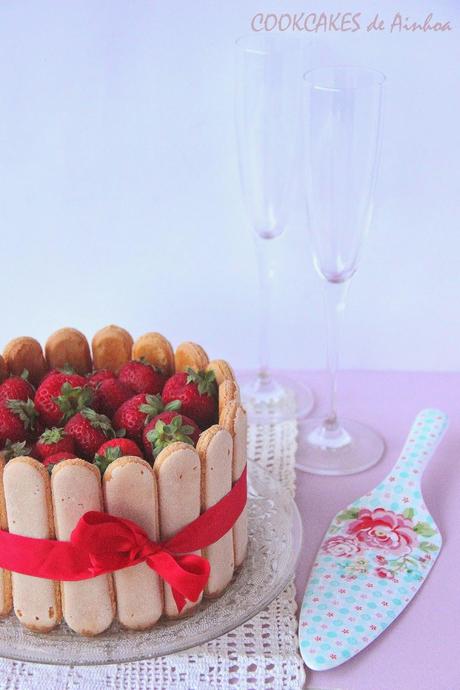 CHARLOTTE DE FRAMBUESA, CHOCOLATE BLANCO Y FRESA