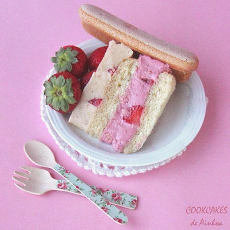 CHARLOTTE DE FRAMBUESA, CHOCOLATE BLANCO Y FRESA