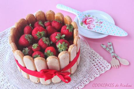 CHARLOTTE DE FRAMBUESA, CHOCOLATE BLANCO Y FRESA