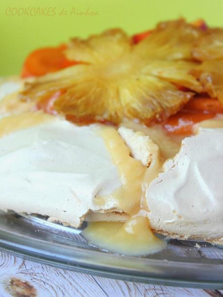 PAVLOVA DE LIMÓN, ALBARICOQUE Y PIÑA