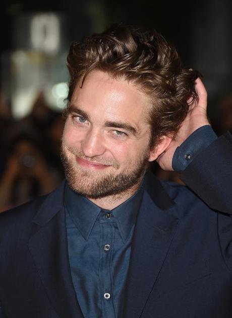 ROBERT VUELVE A SONREIR ( Hola ) Robert Pattinson